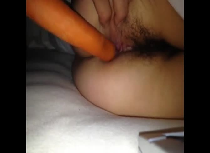 Video :Fresh carrot got inserted inside a girl's wet ass
